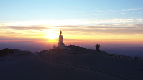 Luftaufnahme-Des-Filmischen-Sonnenuntergangs-über-Der-Mont-Ventoux-Antenne,-Farbenfrohes-Frankreich